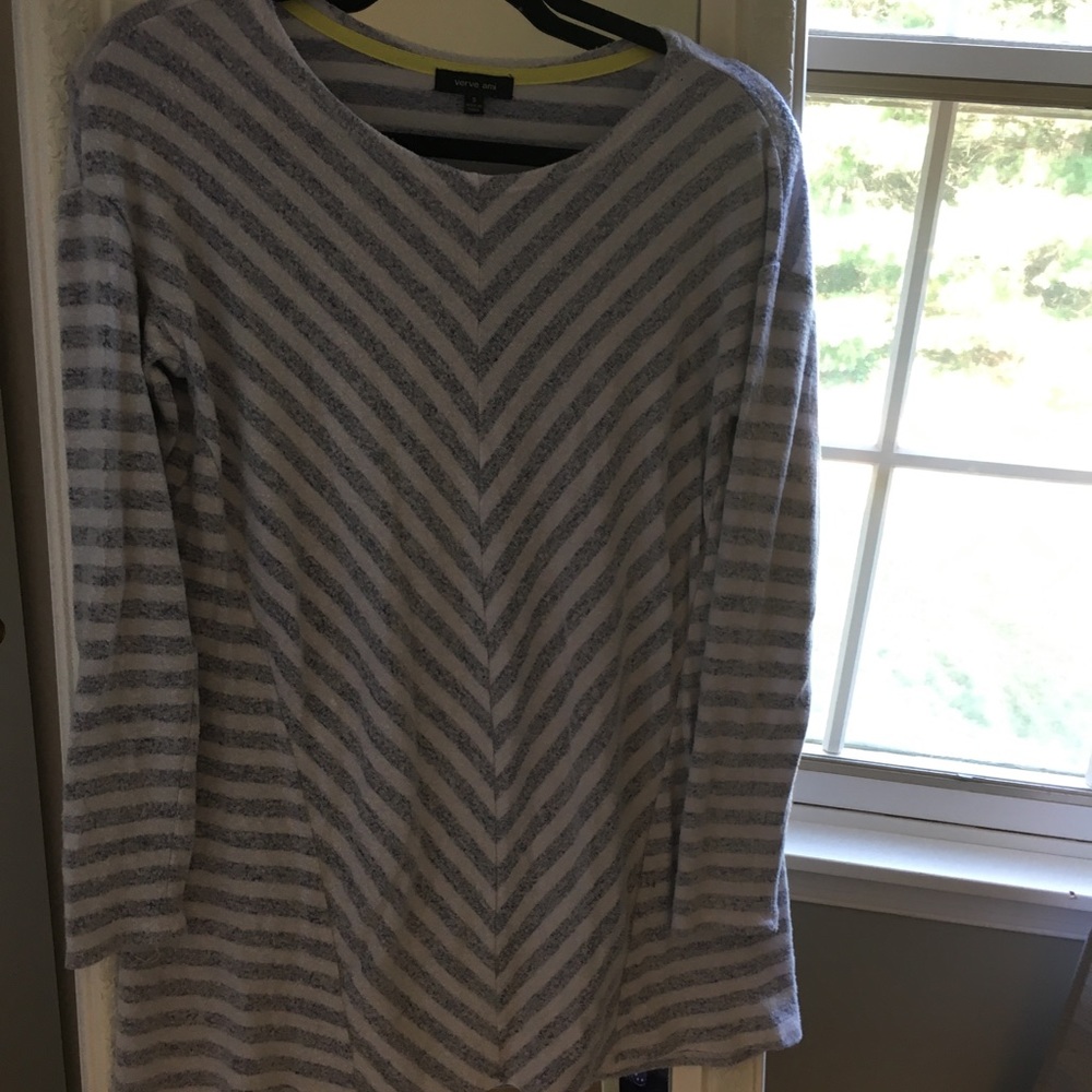 Soft, long waisted shirt, very comfortable